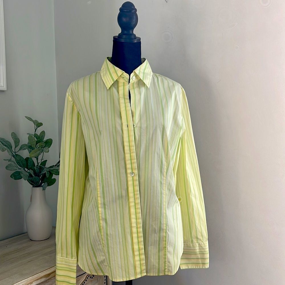 Ann Taylor Fitted Button Down Shirt. Size Large
